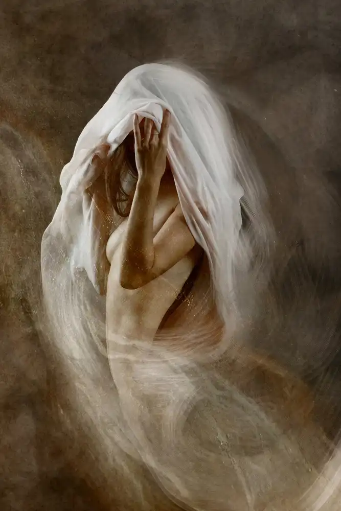Mest, Olga: white veil