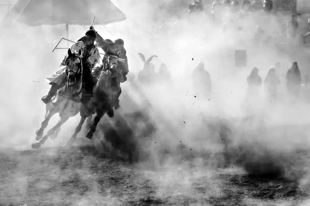 Momeni, Mohammadreza: Perseguir