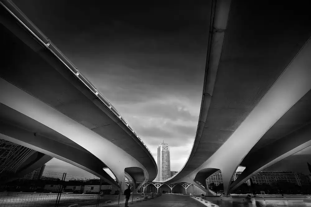 Buye, Pascual Santiago: Under the bridge