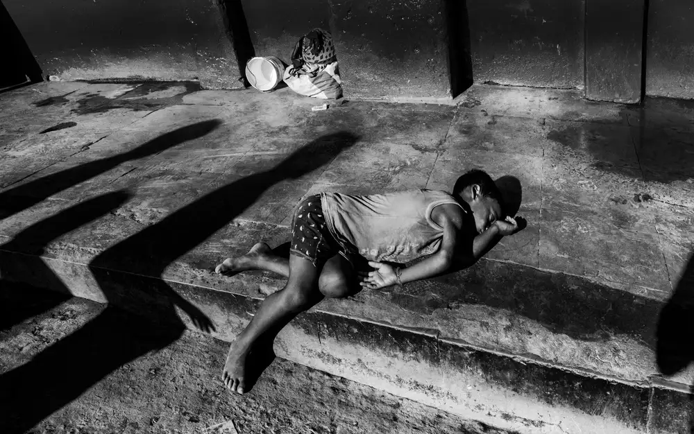 Garmendia, Inazio Joxe: Fuori da una stazione ferroviaria (Calcutta)