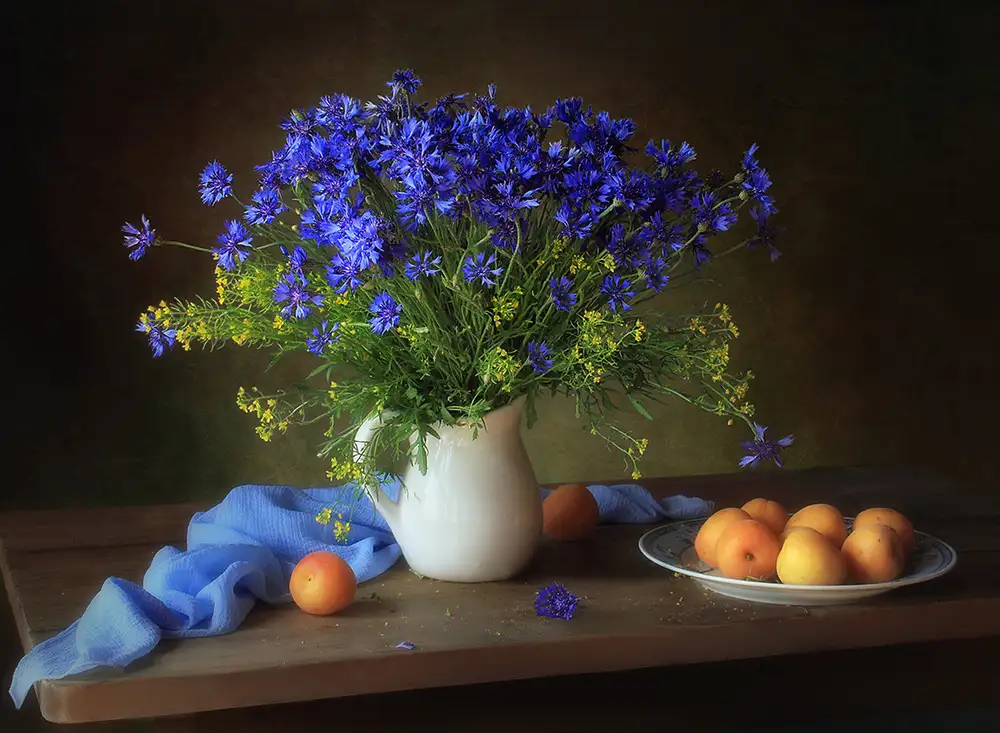 Skorokhod, Tatyana: Stillleben mit Kornblumen und Aprikosen