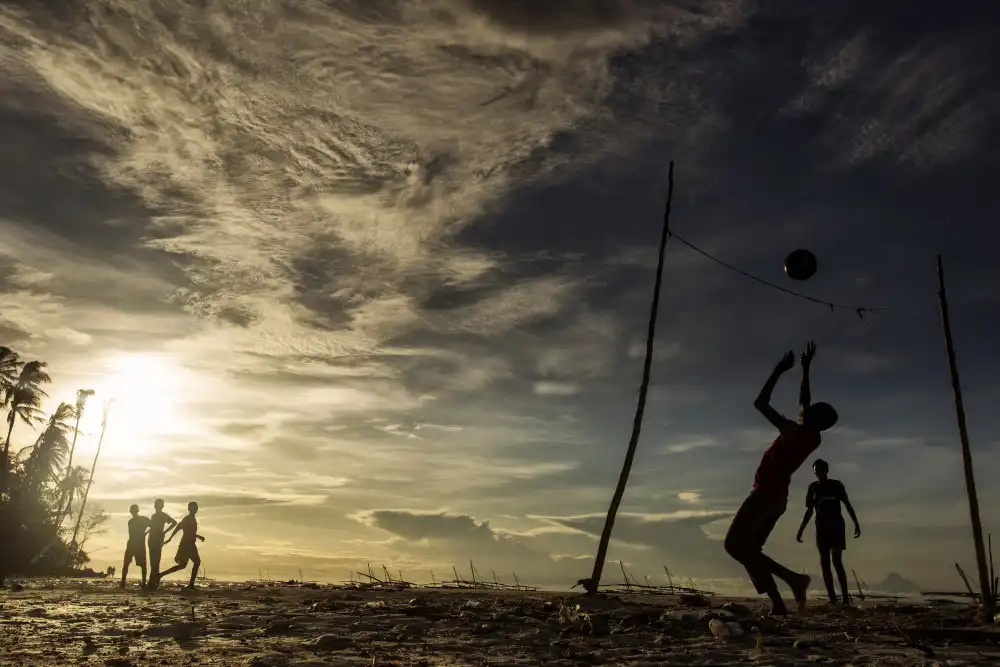 Mirica, Dan: Děti hrají fotbal na Zanzibaru.
