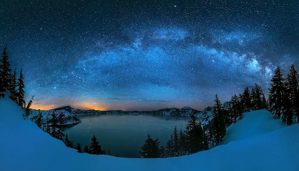 Zhu, Hua: Starry night over the Crater Lake