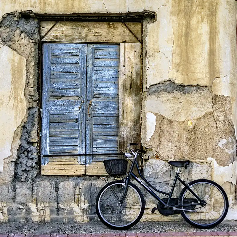 Digalakis, George: Vieille fenêtre et vélo