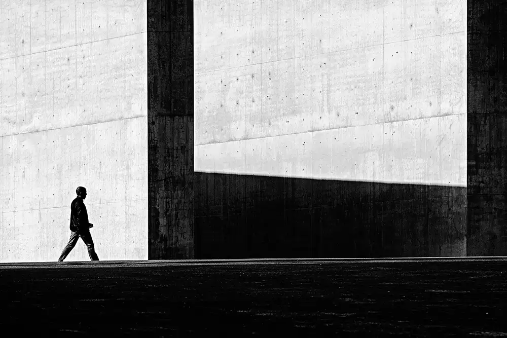 Costa, Carlos: Between light and shadow