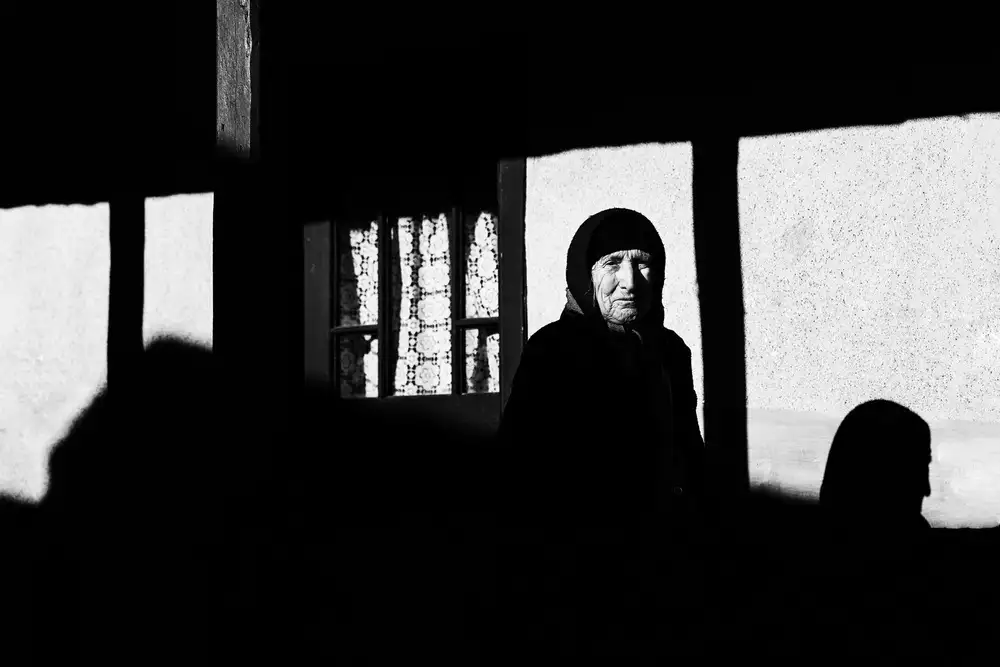 Cinteza, Marius: Sur le porche