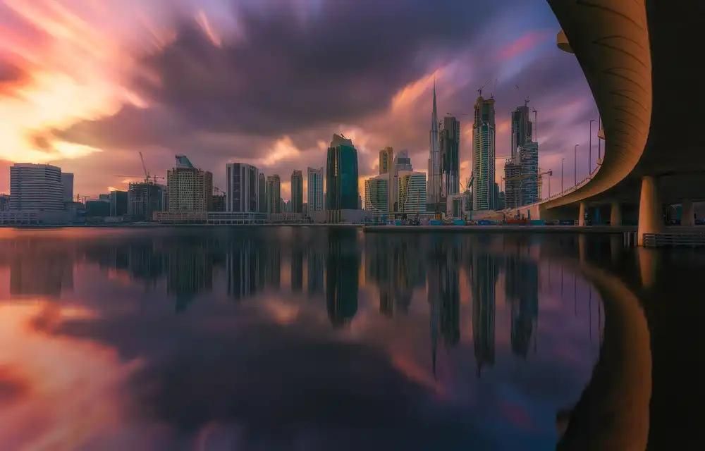 la, De Javier: Mraky nad Dubají
