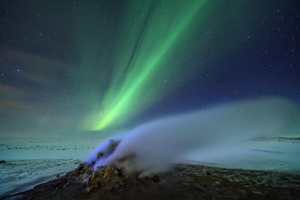 Zhu, Hua: Northern light and hot spring