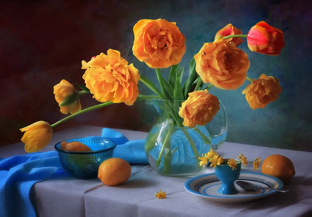 Skorokhod, Tatyana: Mit einem Strauß gelber Tulpen