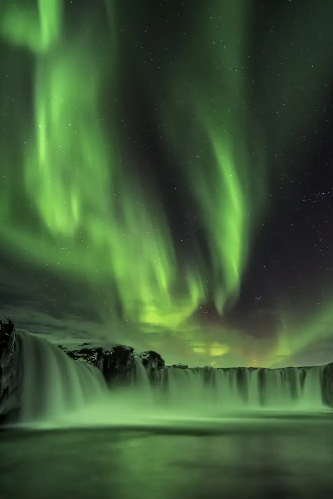 Zhu, Hua: Northern light on Godafoss
