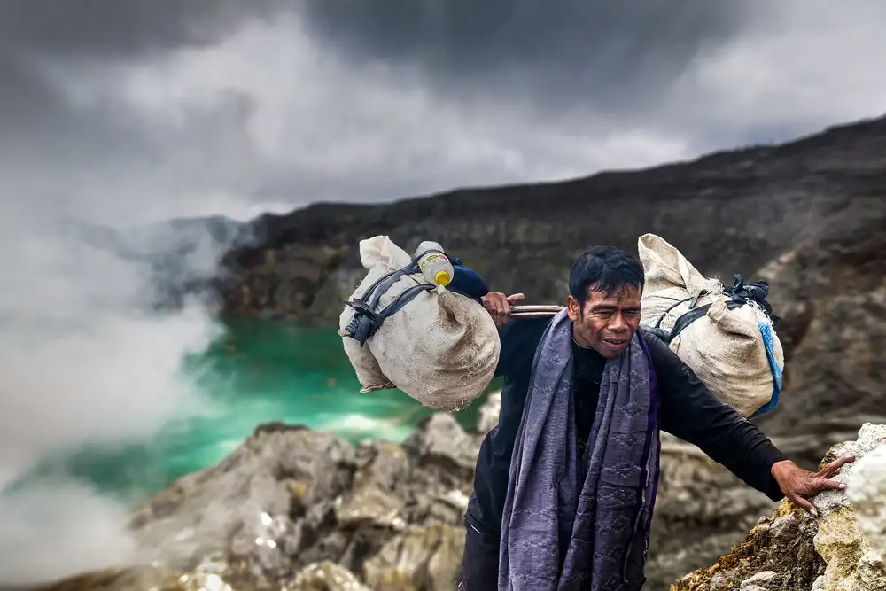Ruiz, Mendoza Francisco: Minero de azufre en el volcán Ijen