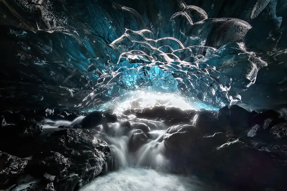 Zhu, Hua: Blue Glacier Cave