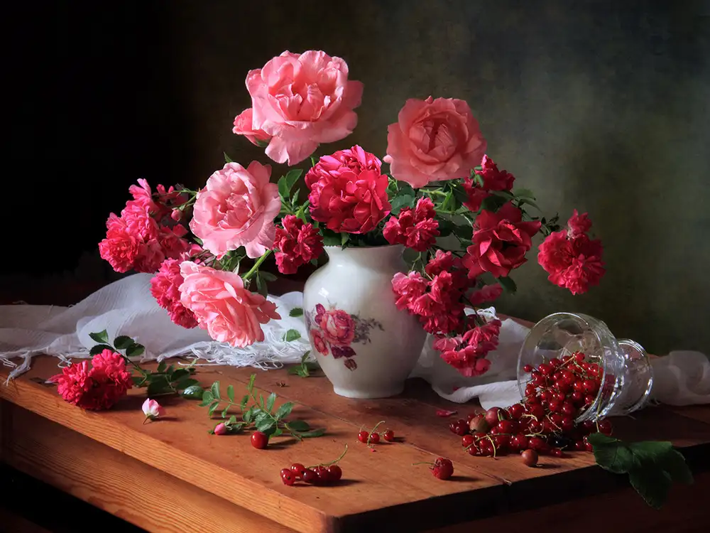 Skorokhod, Tatyana: Still life with roses and berries