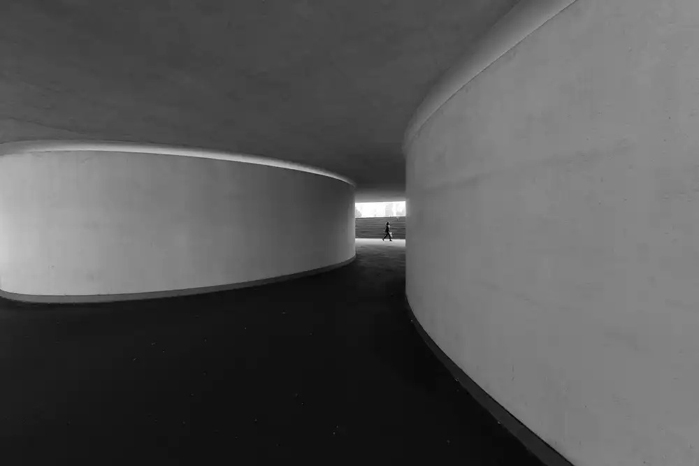 Neto, Filipe Luís: Entre dos mundos