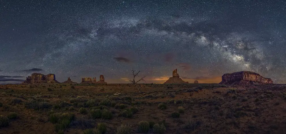 Zhu, Hua: Milky Way over the Monument Valley