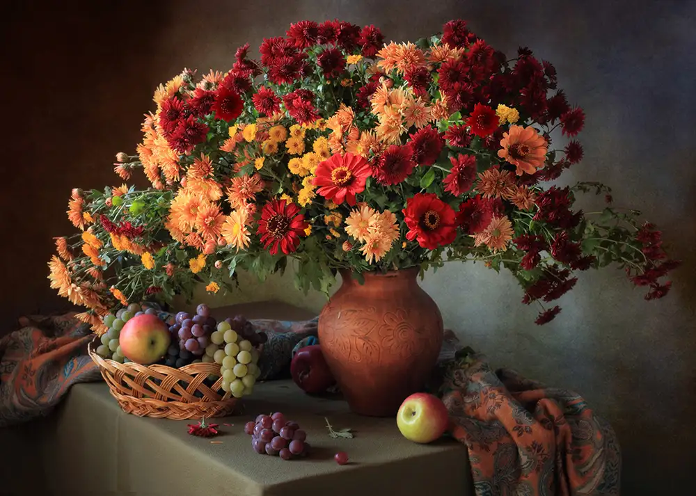 Skorokhod, Tatyana: Stillleben mit einem Strauß Chrysanthemen und Früchten