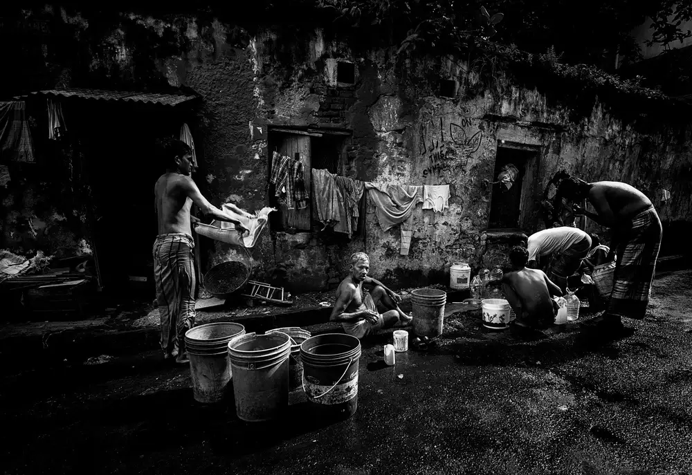 Garmendia, Inazio Joxe: Gente che si pulisce per le strade di Calcutta.