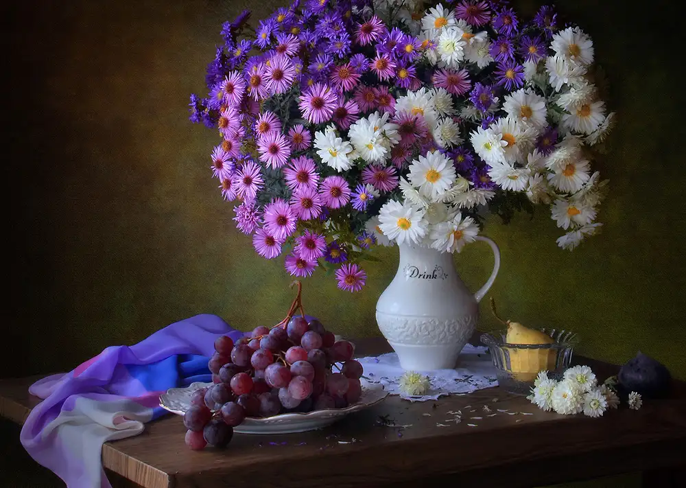 Skorokhod, Tatyana: Still life with a bouquet of chrysanthemums and grapes