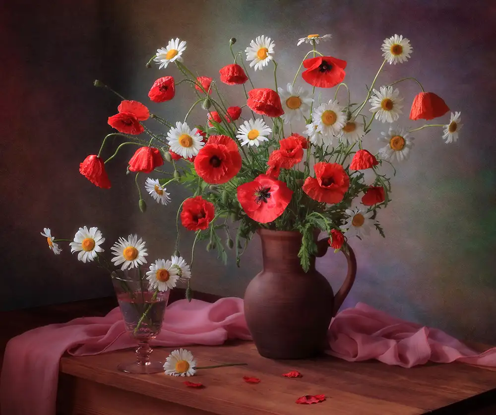 Skorokhod, Tatyana: Still life with a bouquet of poppies and chamomile