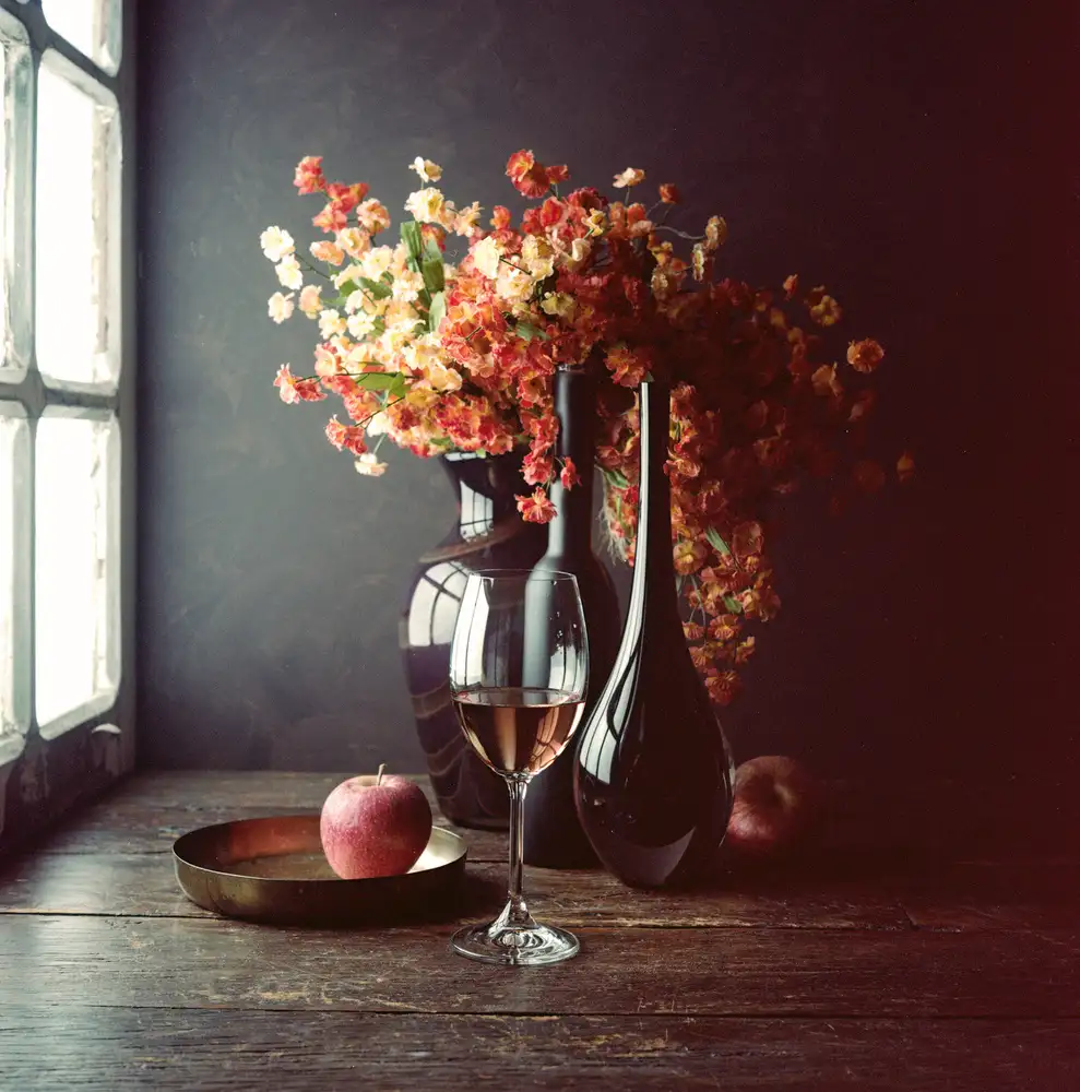 Laercio, Luiz: Nature morte au vin et à la pomme