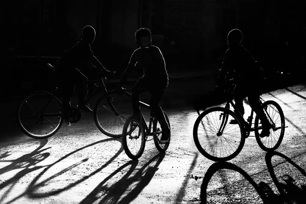 Cavalli, Giovanni: Garçons,vélos,ombre et lumière