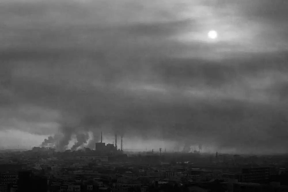 Khemkum, Ekkachai: Nella città grigia