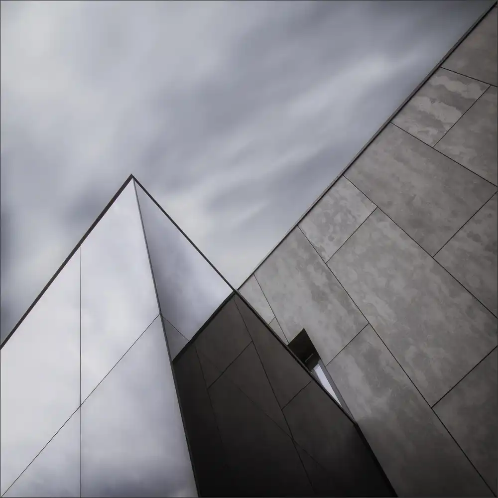 Claes, Gilbert: reflected wall
