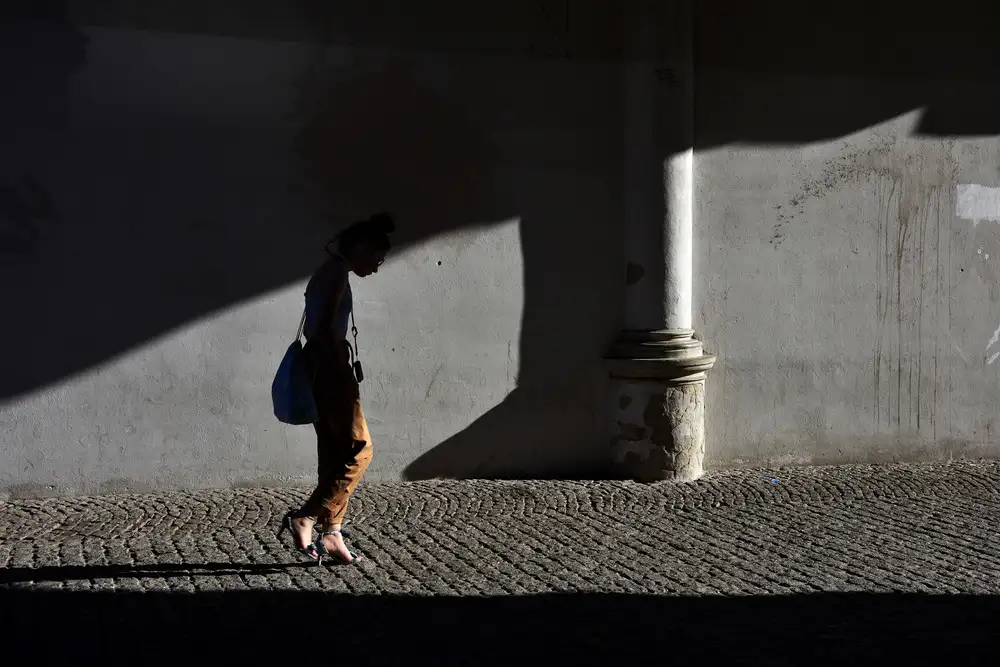 Elena, Raceala: Vorbeigehen