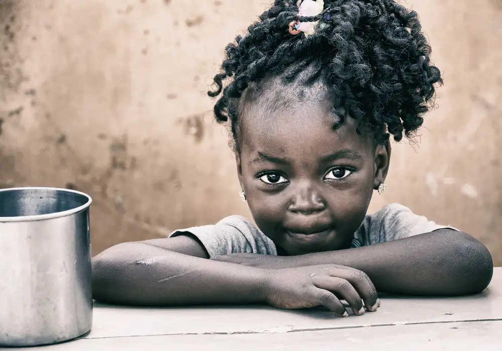Molina, Elena: Una ragazzina,Benin