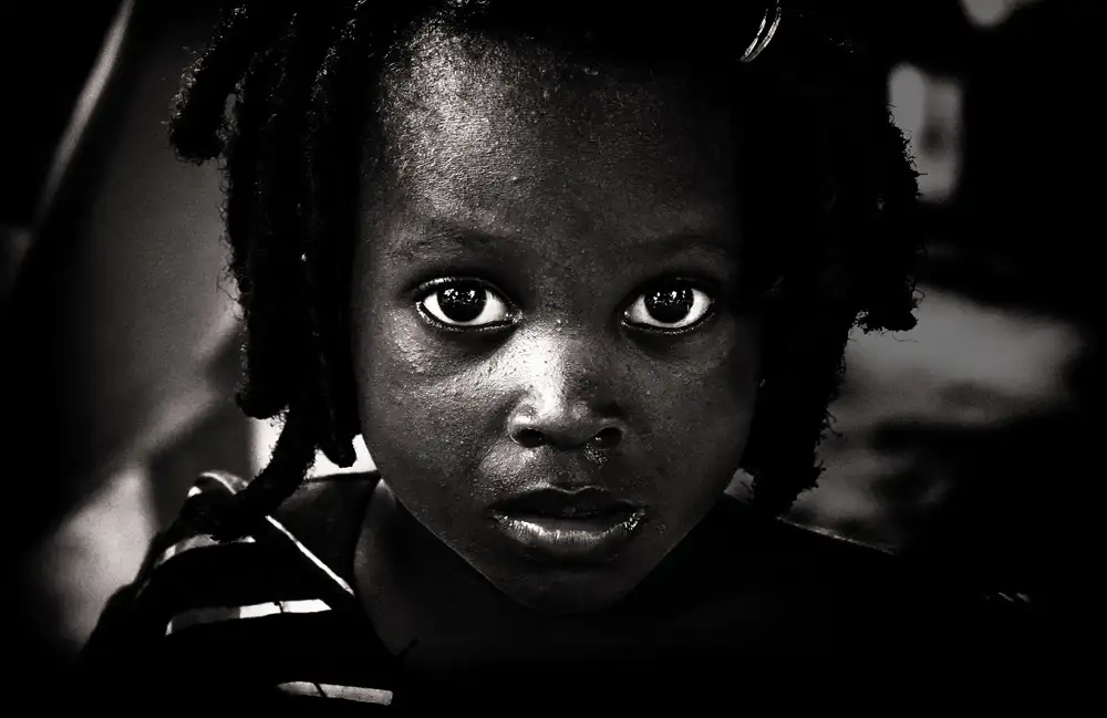 Molina, Elena: Uno sguardo in attesa (Benin) versione in bianco e nero