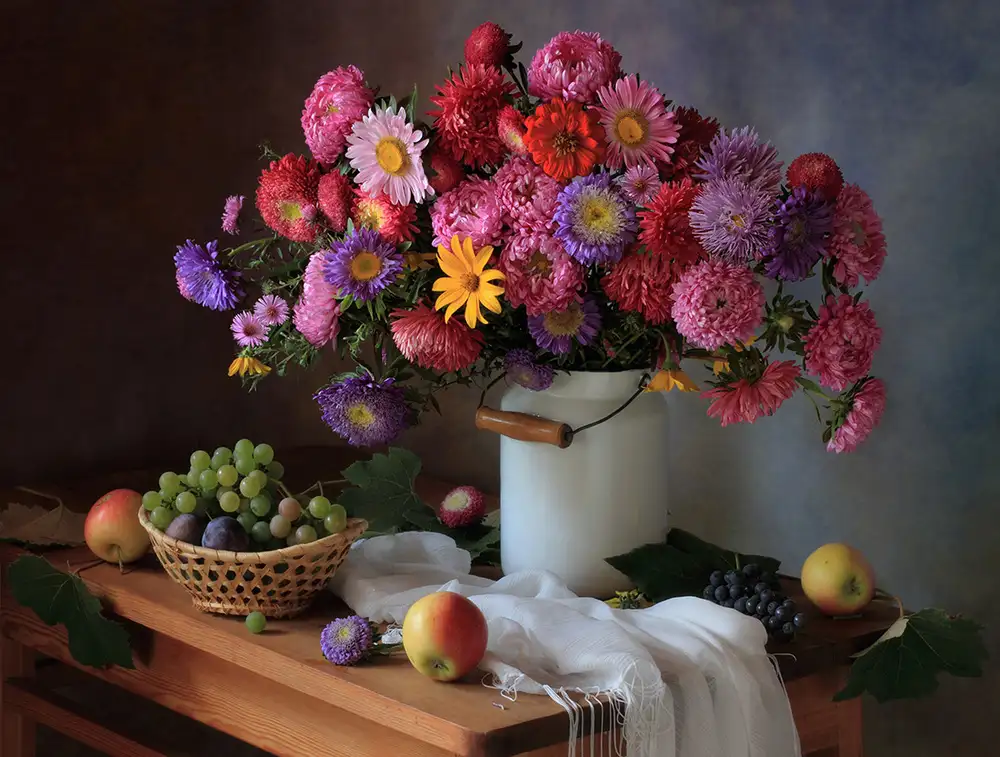 Skorokhod, Tatyana: Still life with a bouquet of asters and grapes