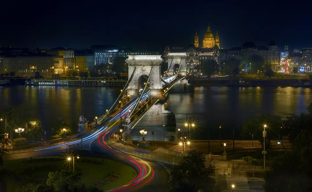 Osuna, Fran: Kettenbrücke. Budapest.
