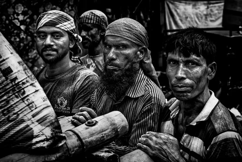Garmendia, Inazio Joxe: Hombres trabajando en la calle - Bangladesh