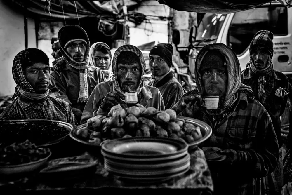 Garmendia, Inazio Joxe: Desayunando después de terminar el trabajo en el mercado de pescado - Bangladesh