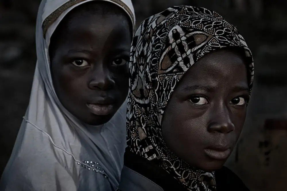 Garmendia, Inazio Joxe: Due ragazze - Benin