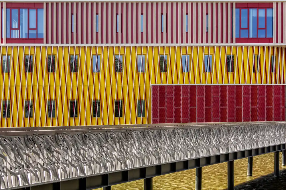 Luycx, Theo: Une façade jaune-rouge