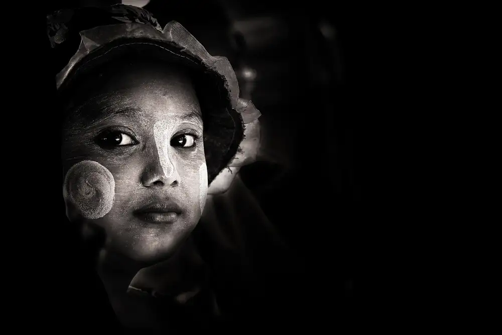Molina, Elena: fingendo di essere maggiorenne