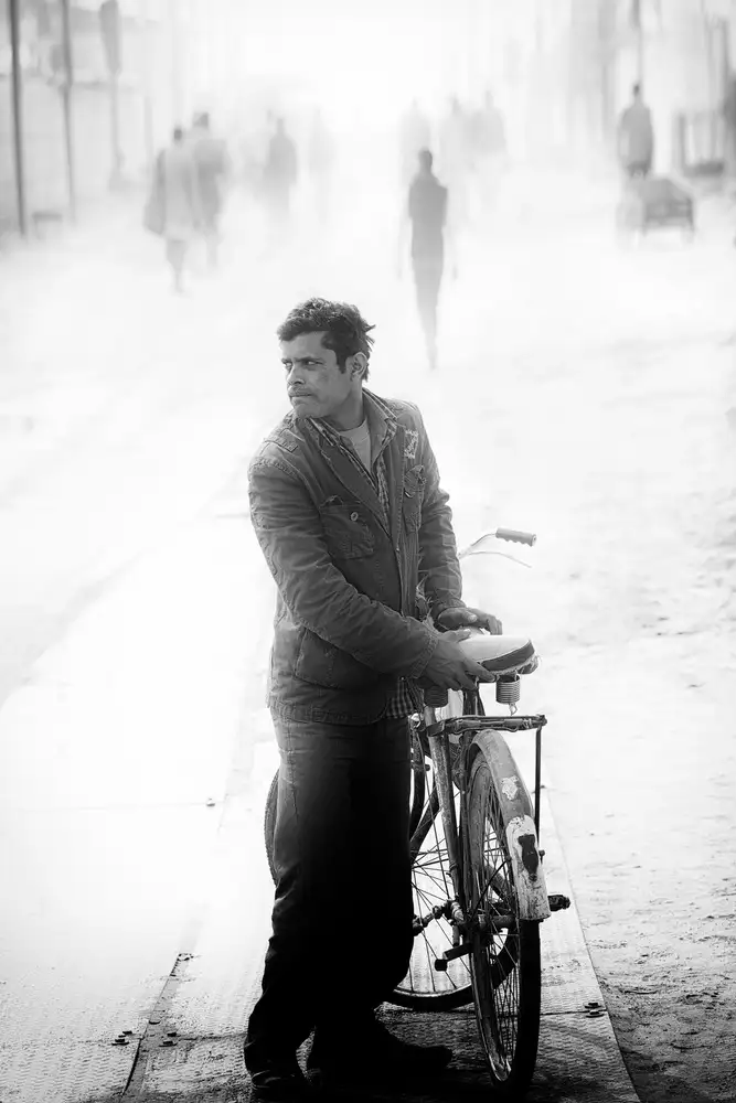 Cavalli, Giovanni: Un uomo con la sua bicicletta al mattino,Allahabad