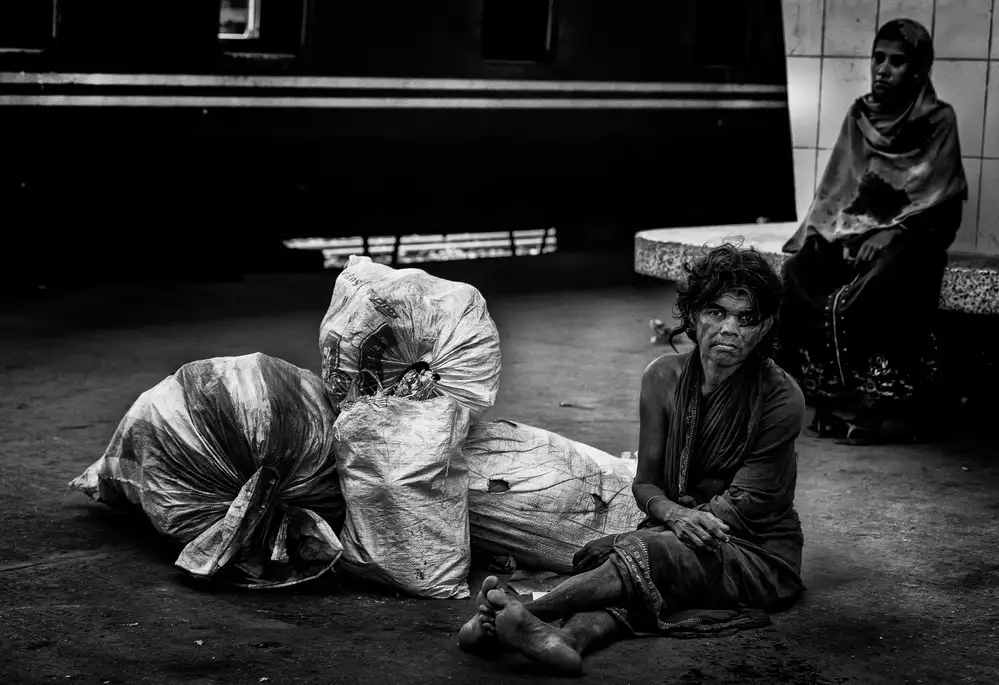 Garmendia, Inazio Joxe: En la estación de tren de Dhaka.