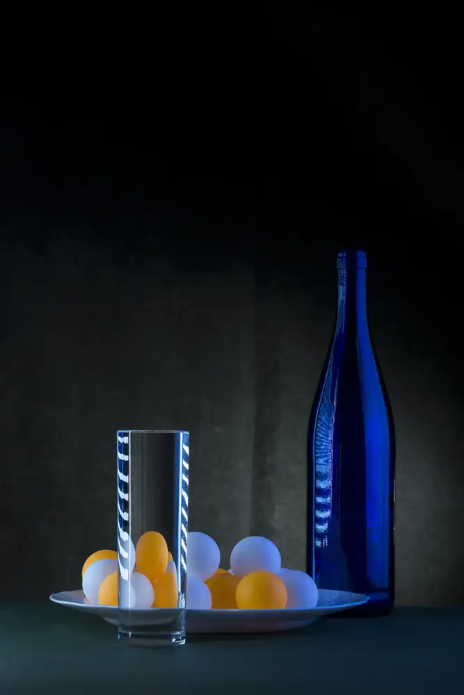 Barkow, Brig: Nature morte à la bouteille bleue et aux boules