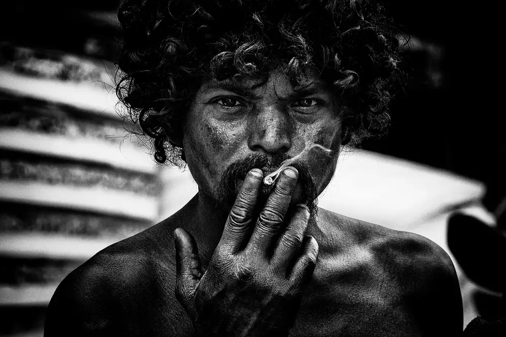 Garmendia, Inazio Joxe: Un vagabundo fumando en las calles de Delhi.