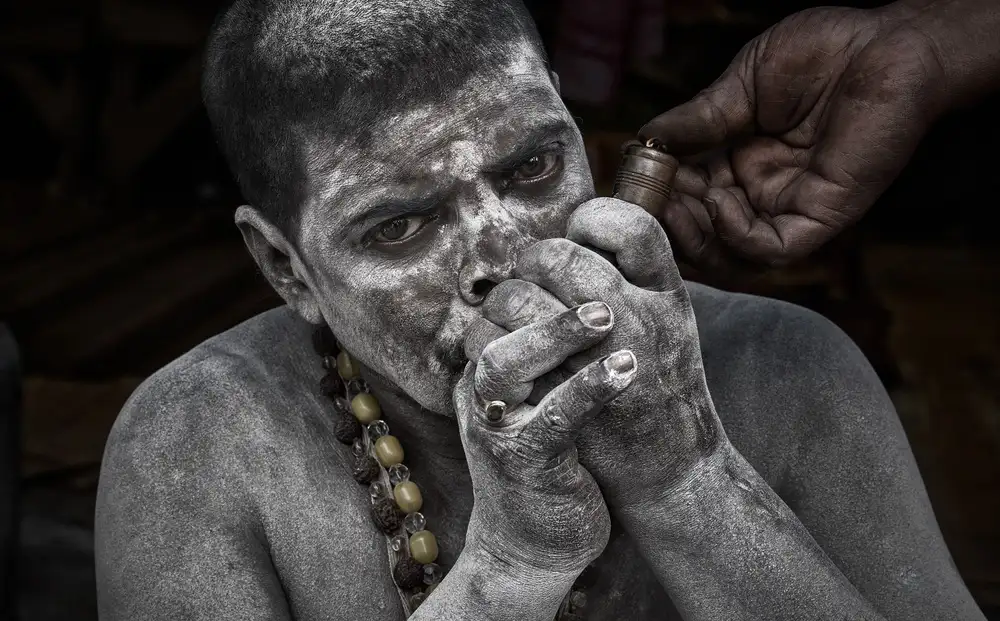 Garmendia, Inazio Joxe: Naga Baba fumando un chilum - Kumbh Mela - Prayagraj - India