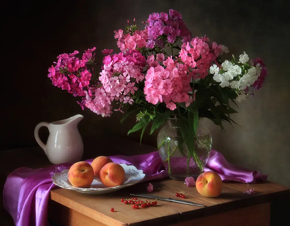 Skorokhod, Tatyana: Mit einem Bouquet aus Phlox und Pfirsichen