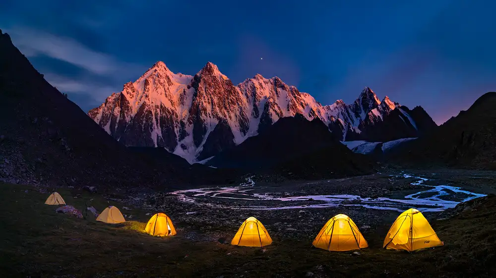 Zhu, Hua: Camping at Bogda