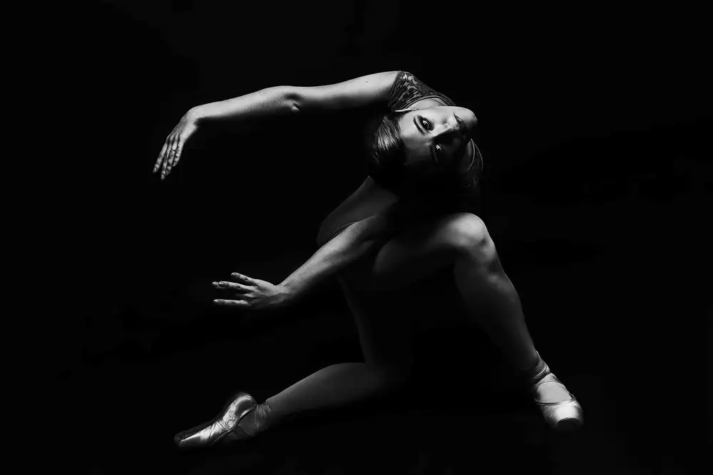 Alexandr: fracture. la ballerine est debout sur des pointes penchées en avant