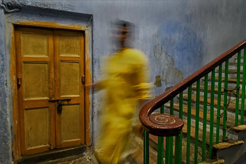 Nandi, Shaibal: Mann im Treppenhaus