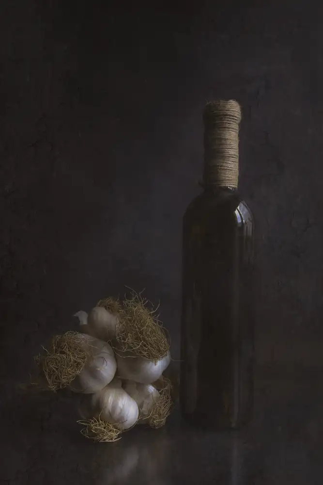 Kiral, Cicek: Knoblauch und eine Weinflasche