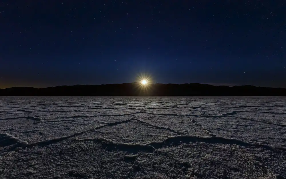 Zhu, Hua: Moonset at Death Valley