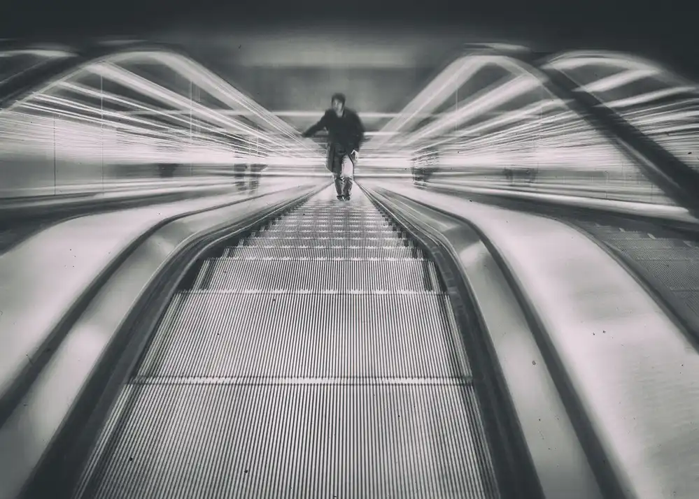 Guo, Leah: Escalier mécanique