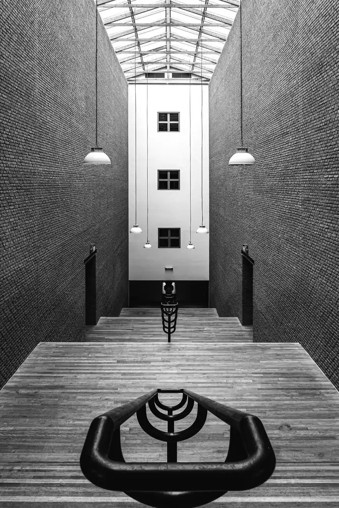 (laGrange), Vangindertael Luc: Symmetry